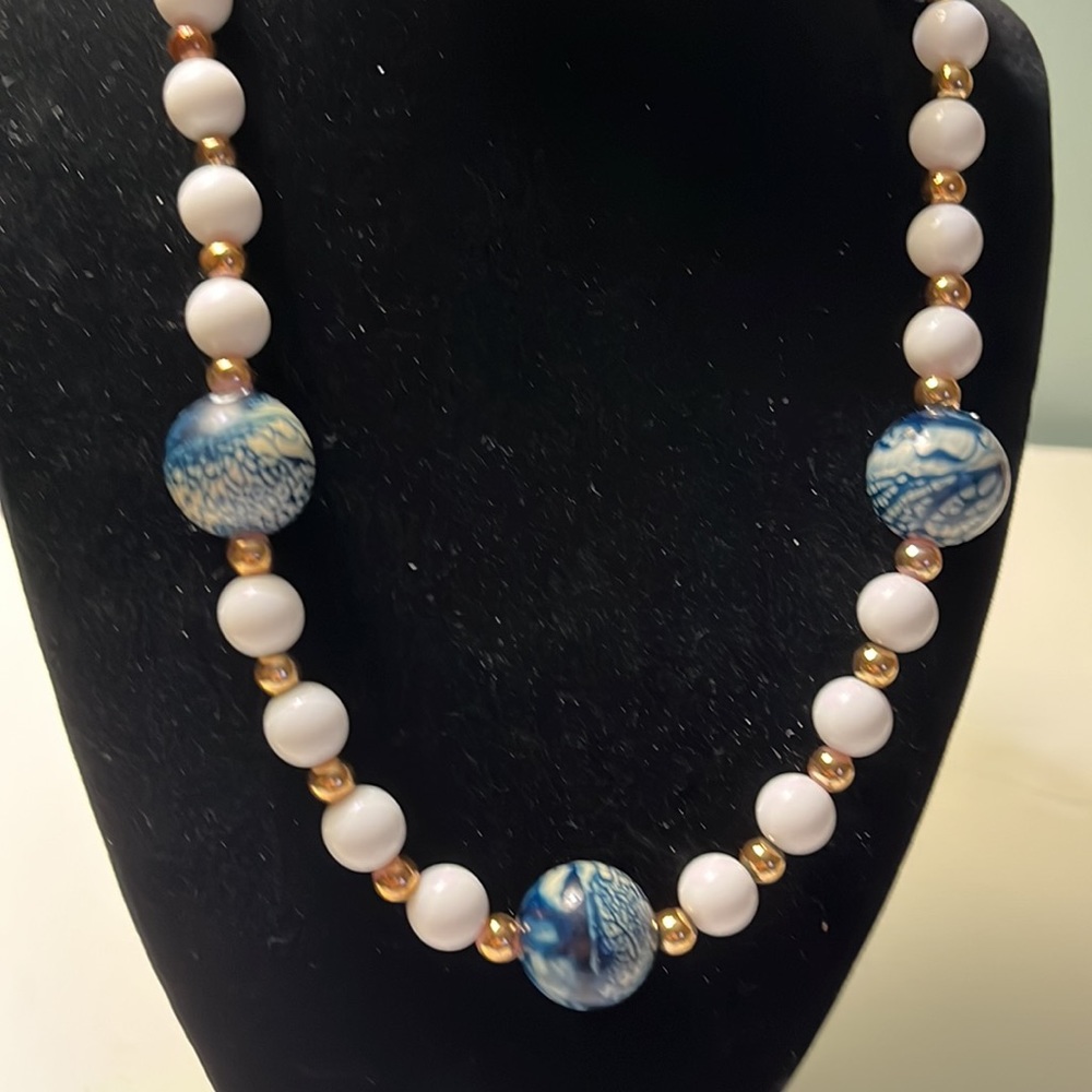 N45. Long blue and white beaded necklace. - Picture 3 of 3